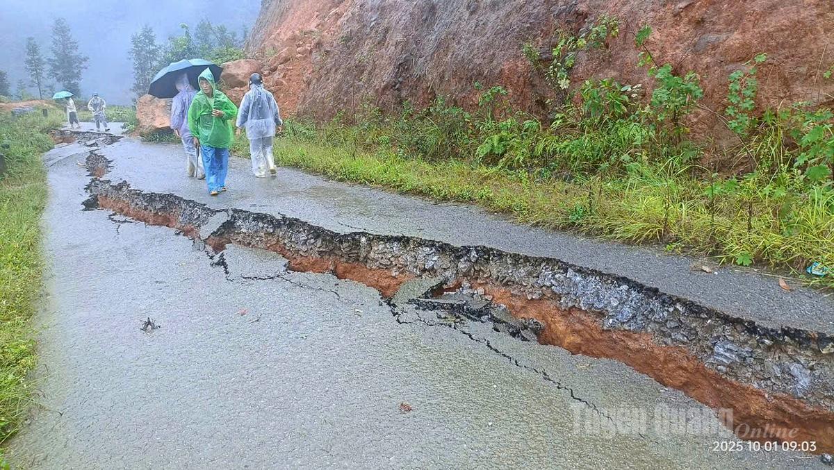 2h40’ sáng tại Km0, phường Hà Giang 1, mực nước sông Lô đã dâng đến ngang mặt đường.