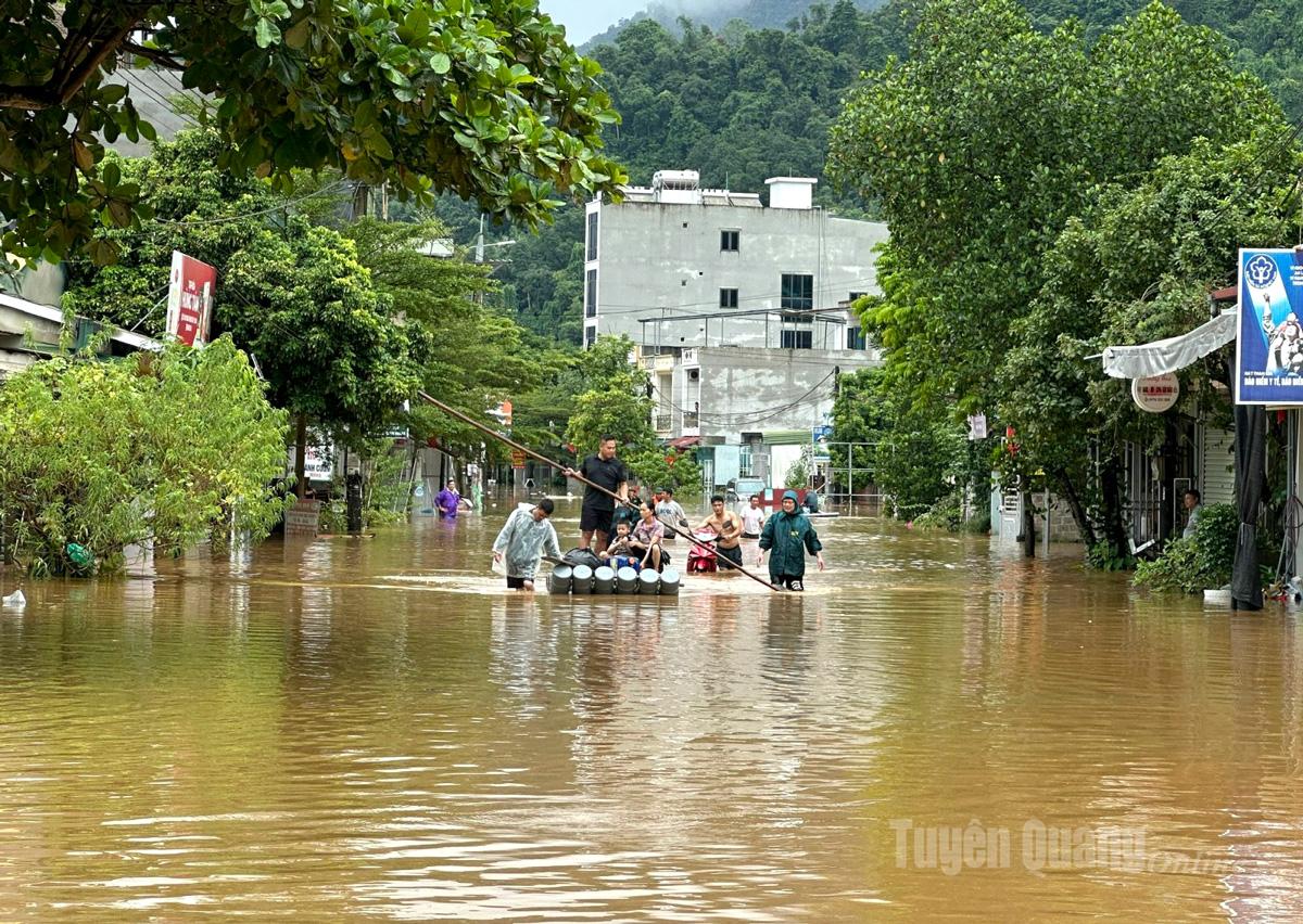Người dân phố Phan Bội Châu, phường Hà Giang 2 di chuyển đồ đến nơi an toàn. (Ảnh: Khánh Huyền chụp lúc 1h10p ngày 1/10).