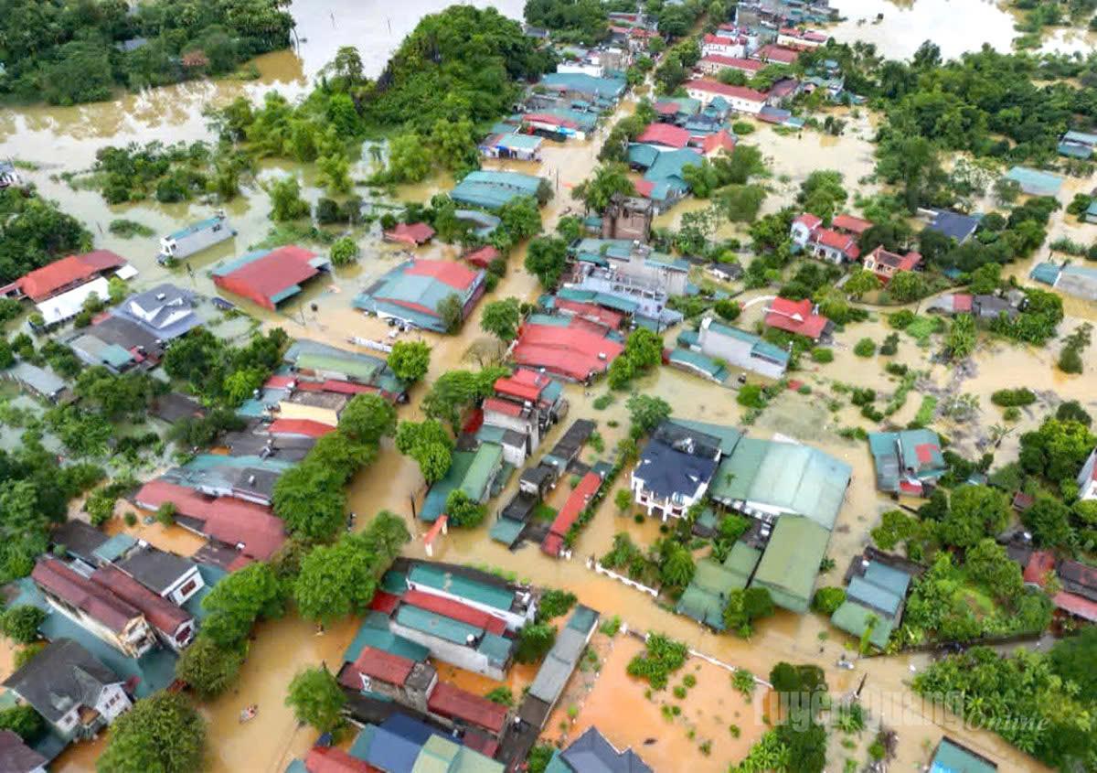 Lực lượng chức năng phường Hà Giang 1 hỗ trợ người dân vùng ngập lụt. (Kí sự 1h00 ngày 1/10/2025)