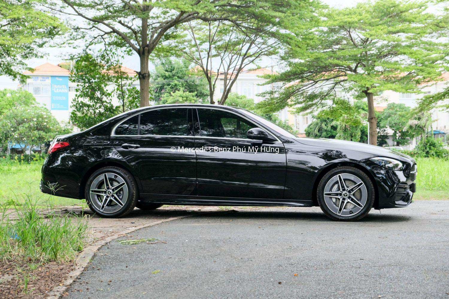 Mercedes C300 AMG màu Đen sẵn xe giao ngay