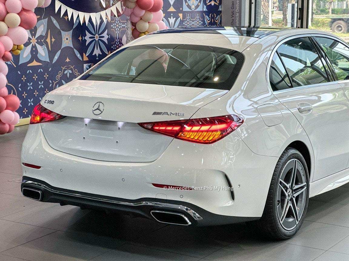 Phần đuôi xe C300 AMG