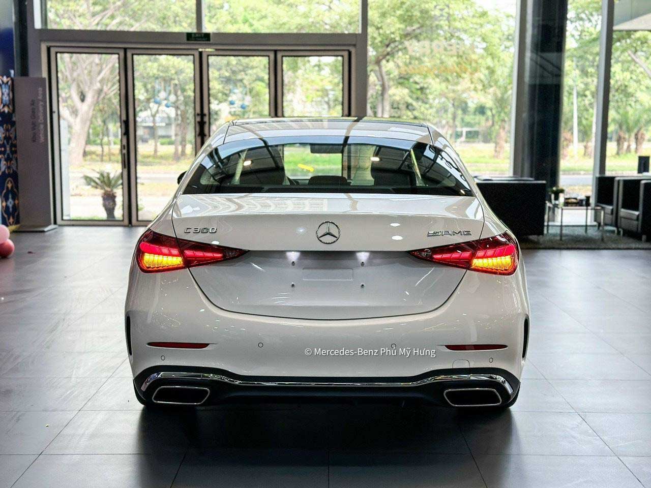 Phần đuôi xe C300 AMG