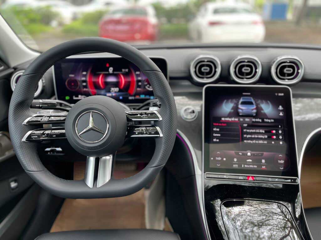 Công nghệ ngập tràn trên khoang lái C300 AMG