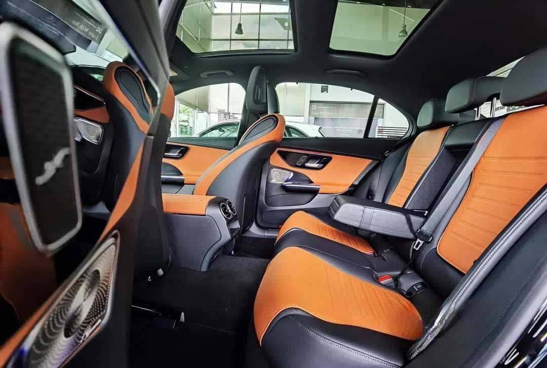 Khoang sau C300 với nội thất màu nâu cực kỳ sang trọng