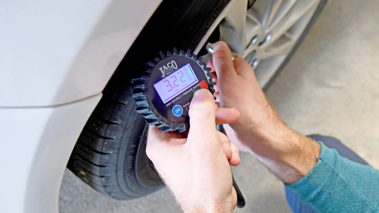 Áp suất lốp là gì? Cách đo áp suất lốp ô tô đúng chuẩn | Toyota