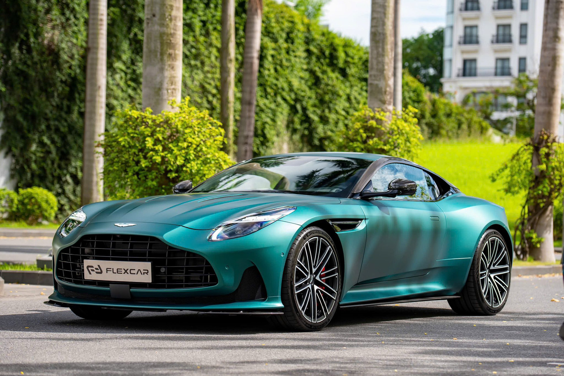 Siêu xe Aston Martin DB12 duy nhất Việt Nam rớt giá 9 tỷ sau 600km lăn bánh