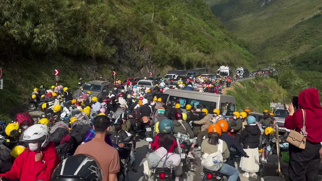 Khách ùn ùn đổ về Hà Giang, biển người tắc cứng trên dốc Thẩm Mã - 3