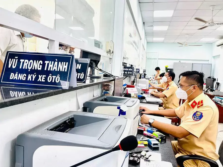 Người dân thực hiện thủ tục đăng ký và cấp biển số xe tại cơ quan công an theo quy định