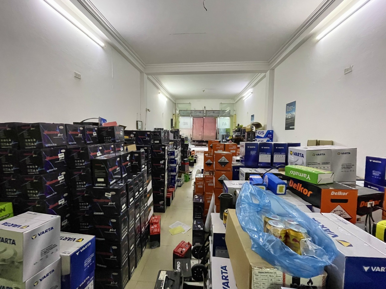 Hàng hoá ắc quy Emtrac Plus tại cửa hàng HD Việt cơ sở Vũ Trọng Khánh - Hà Đông