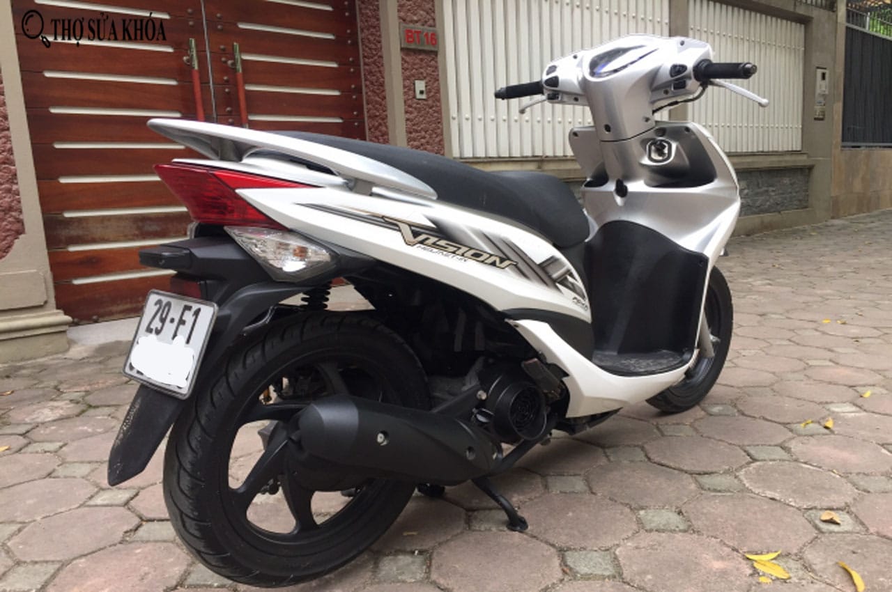 Honda Vision 2012 với logo sắc nét