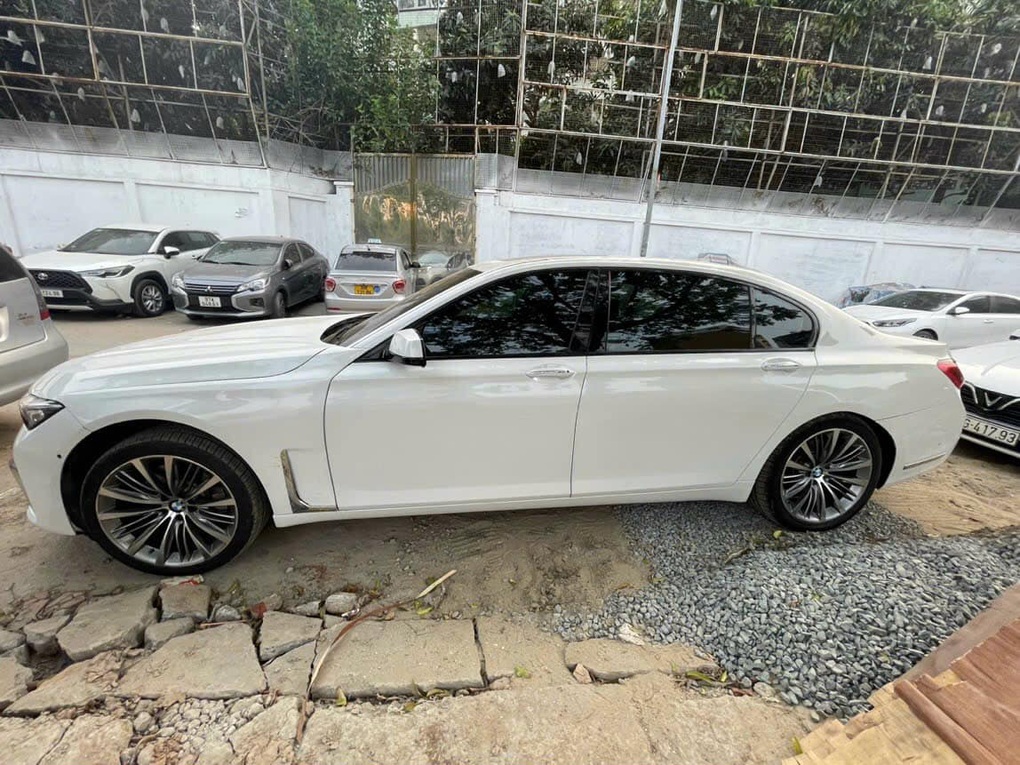 BMW 750Li lên sàn xe cũ với giá 600 triệu đồng vì lý do dở khóc dở cười - 6