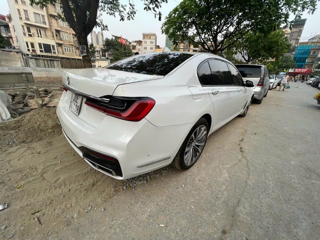 BMW 750Li lên sàn xe cũ với giá 600 triệu đồng vì lý do dở khóc dở cười - 8