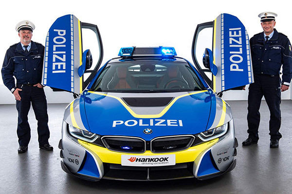 Chiếc BMW i8 Roadster của Cảnh sát Đức có tên “BMW i8 Tune it! Safe! AC Schnitzer”.