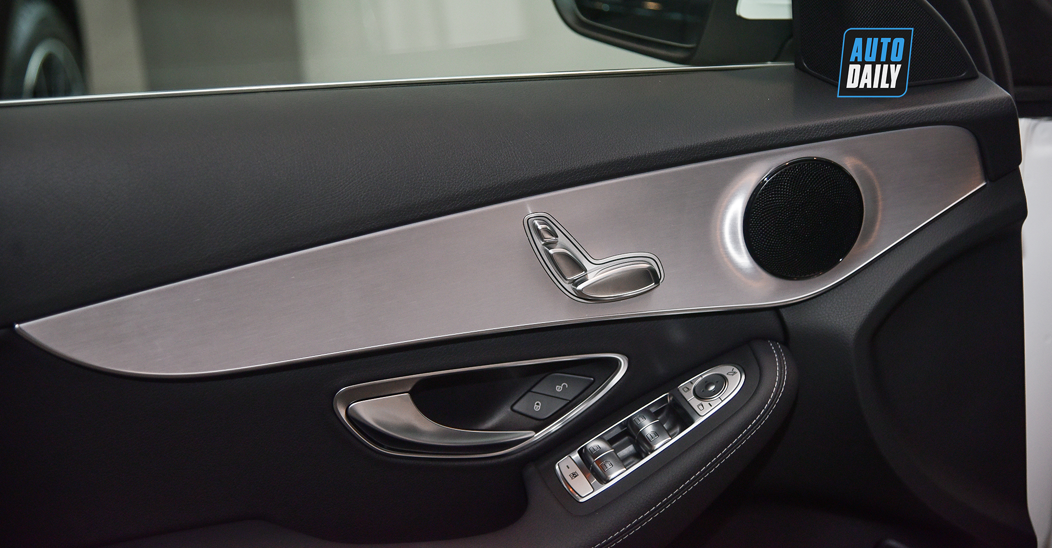 Mercedes-Benz C180 AMG mới tại Việt Nam có giá 1,499 tỷ đồng Chi tiết Mercedes-Benz C180 2020 giá 1,399 tỷ tại đại lý 7.jpg