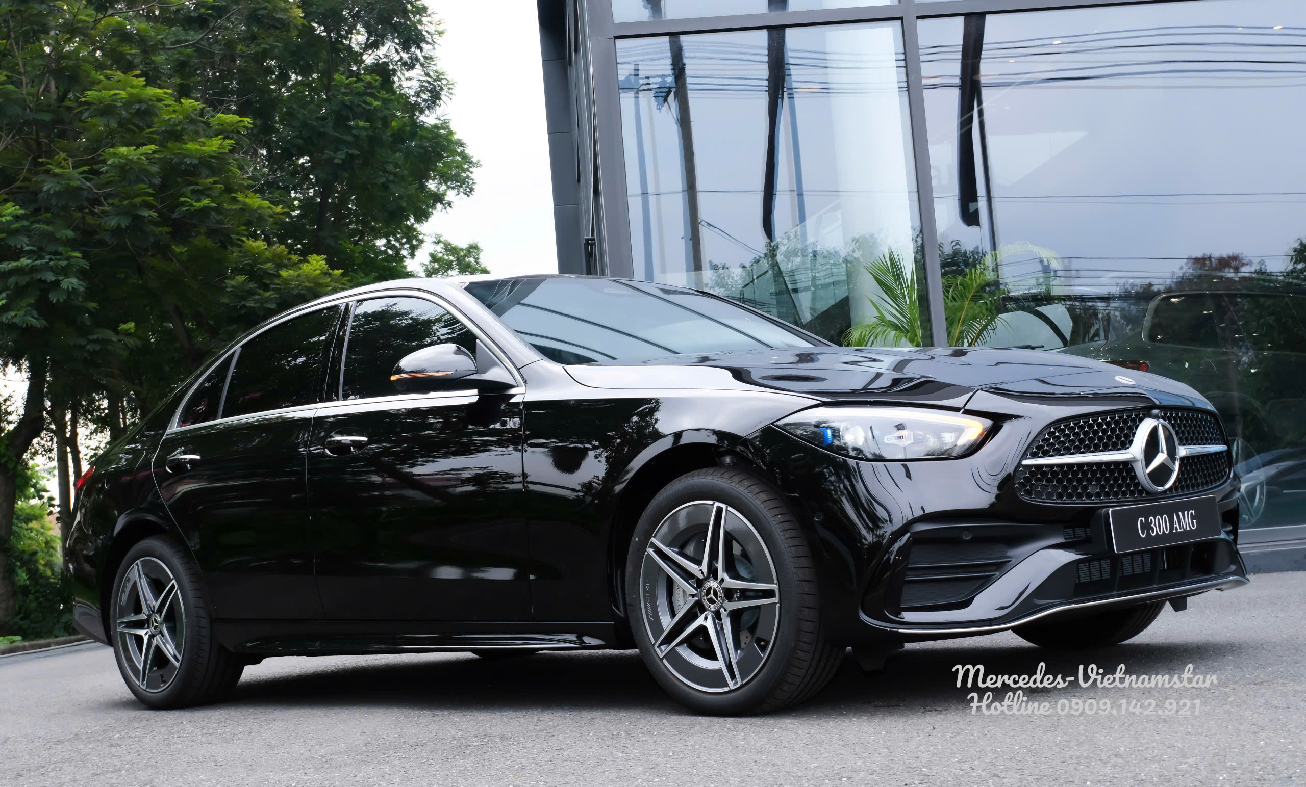 Cận cảnh C300 AMG Màu Đen