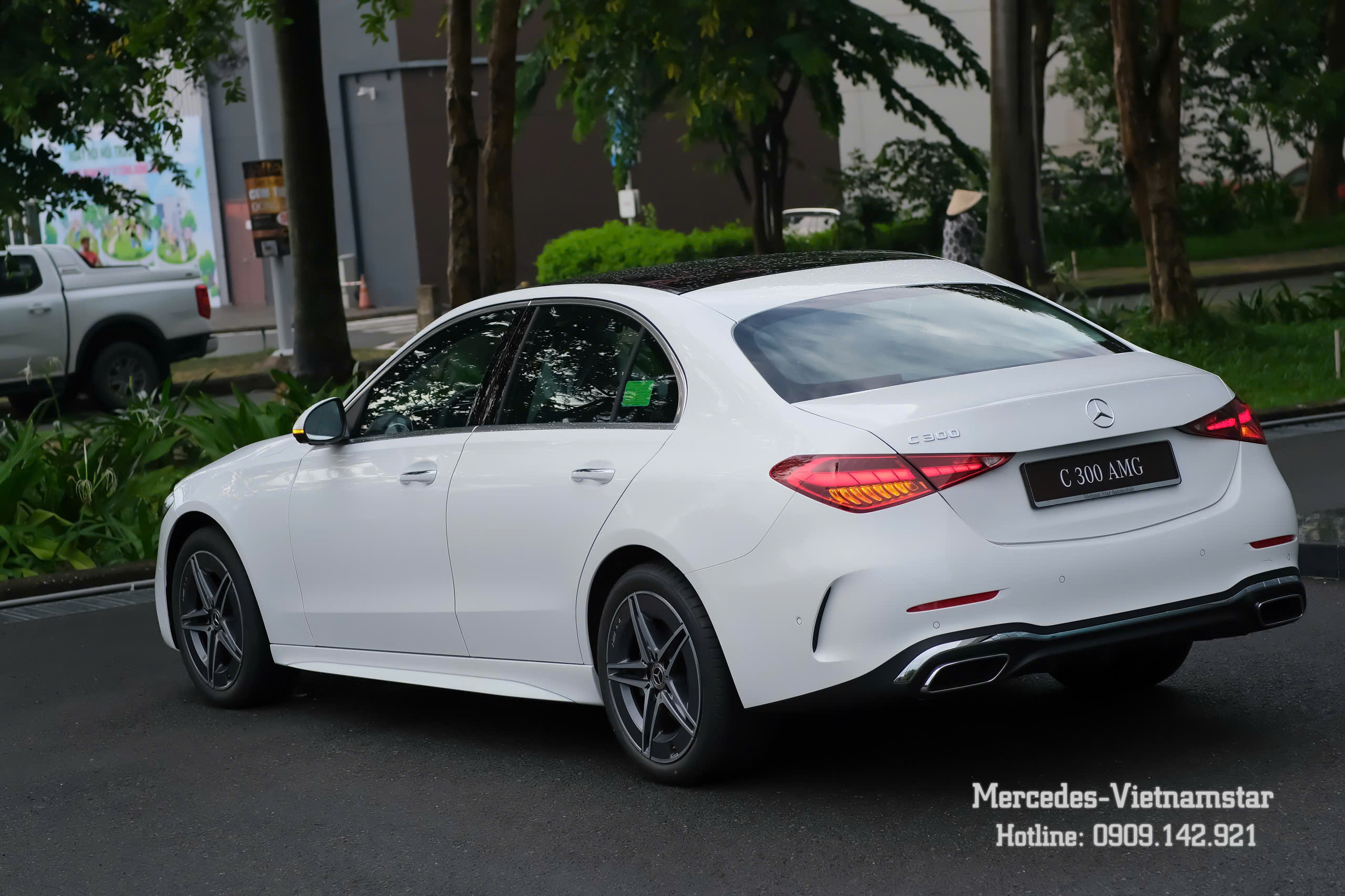 Đuôi xe C300 AMG Trắng với cụm đèn hậu LED sắc sảo và ống xả kép