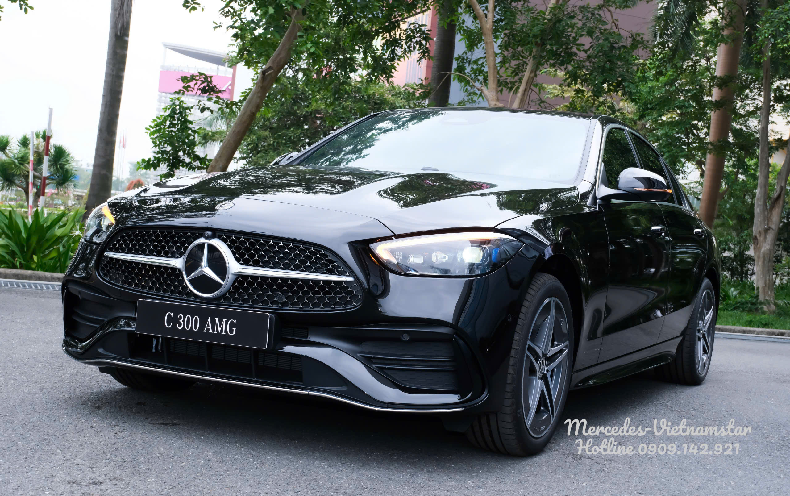 Mâm xe AMG thể thao kết hợp hoàn hảo với thân xe C300 AMG màu Trắng