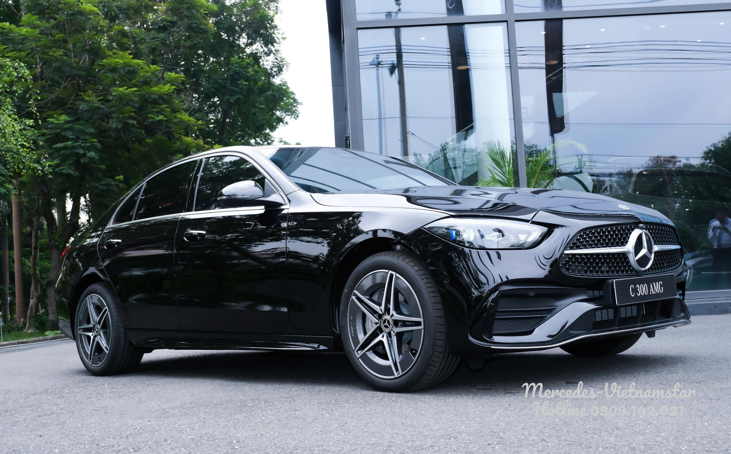 Cận cảnh đầu xe C300 AMG màu Đen thể thao