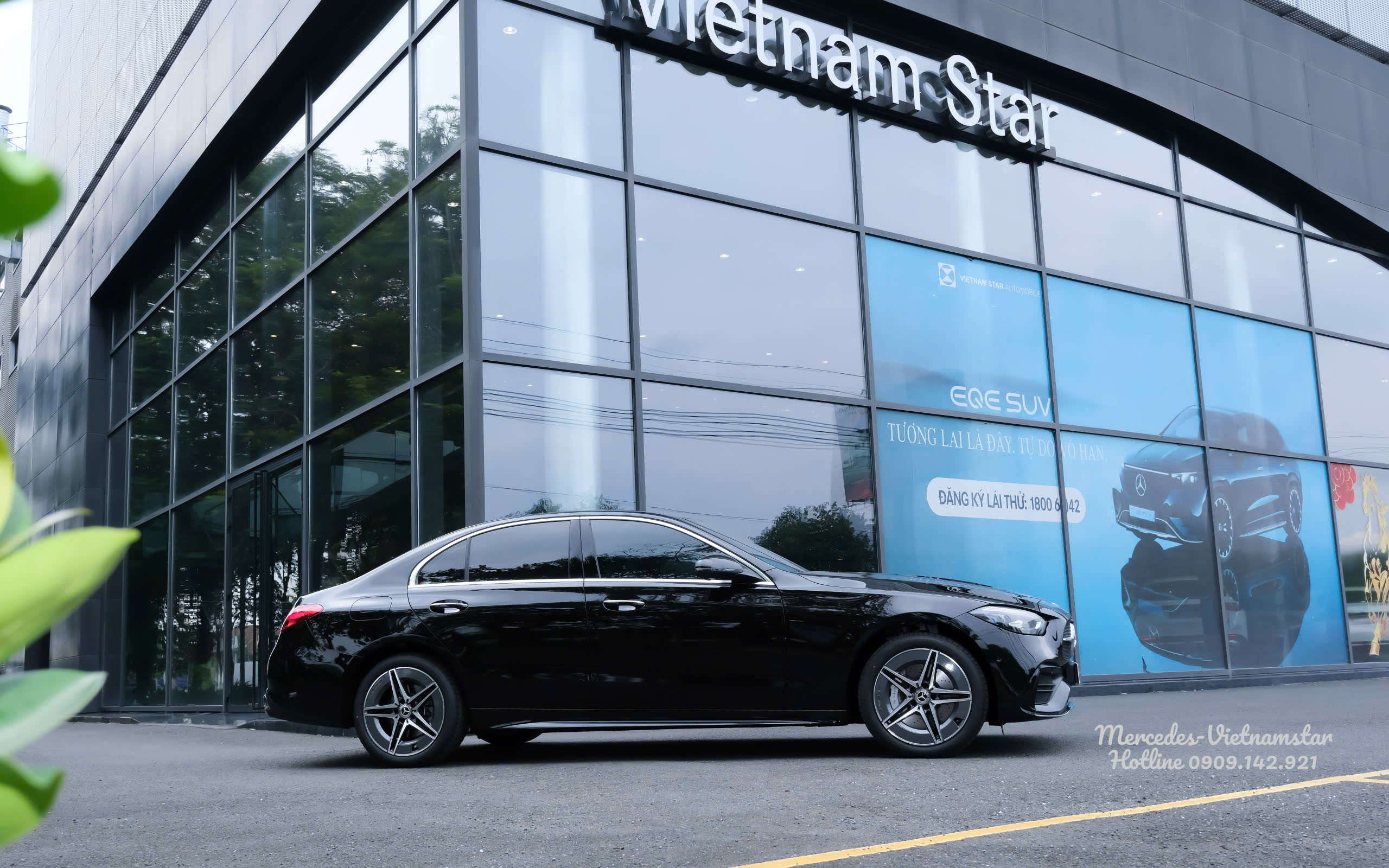 Mercedes-Benz C300 AMG màu Đen góc nhìn ngang