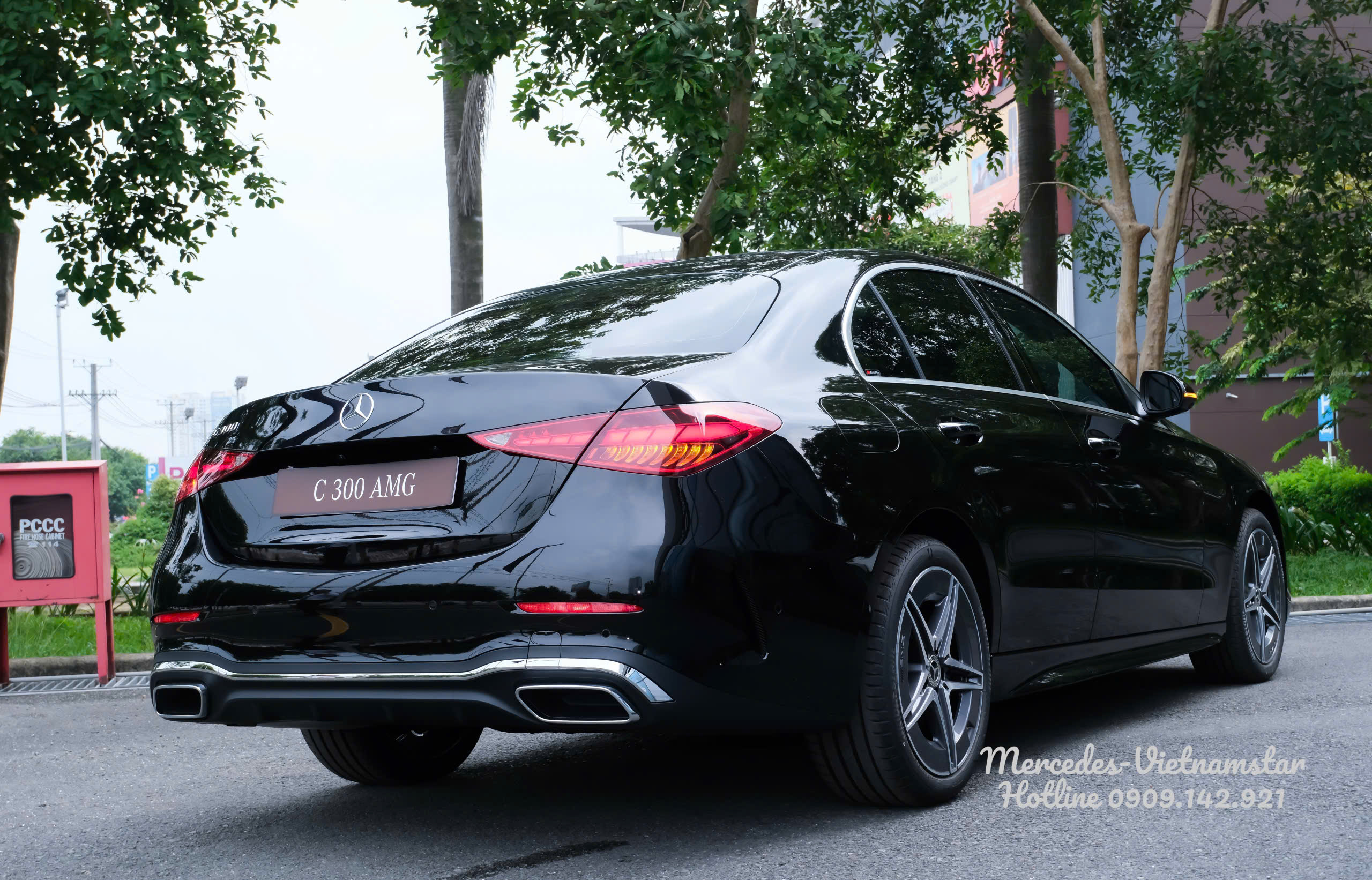 Ngoại thất xe Mercedes C300 AMG màu Đen thể thao