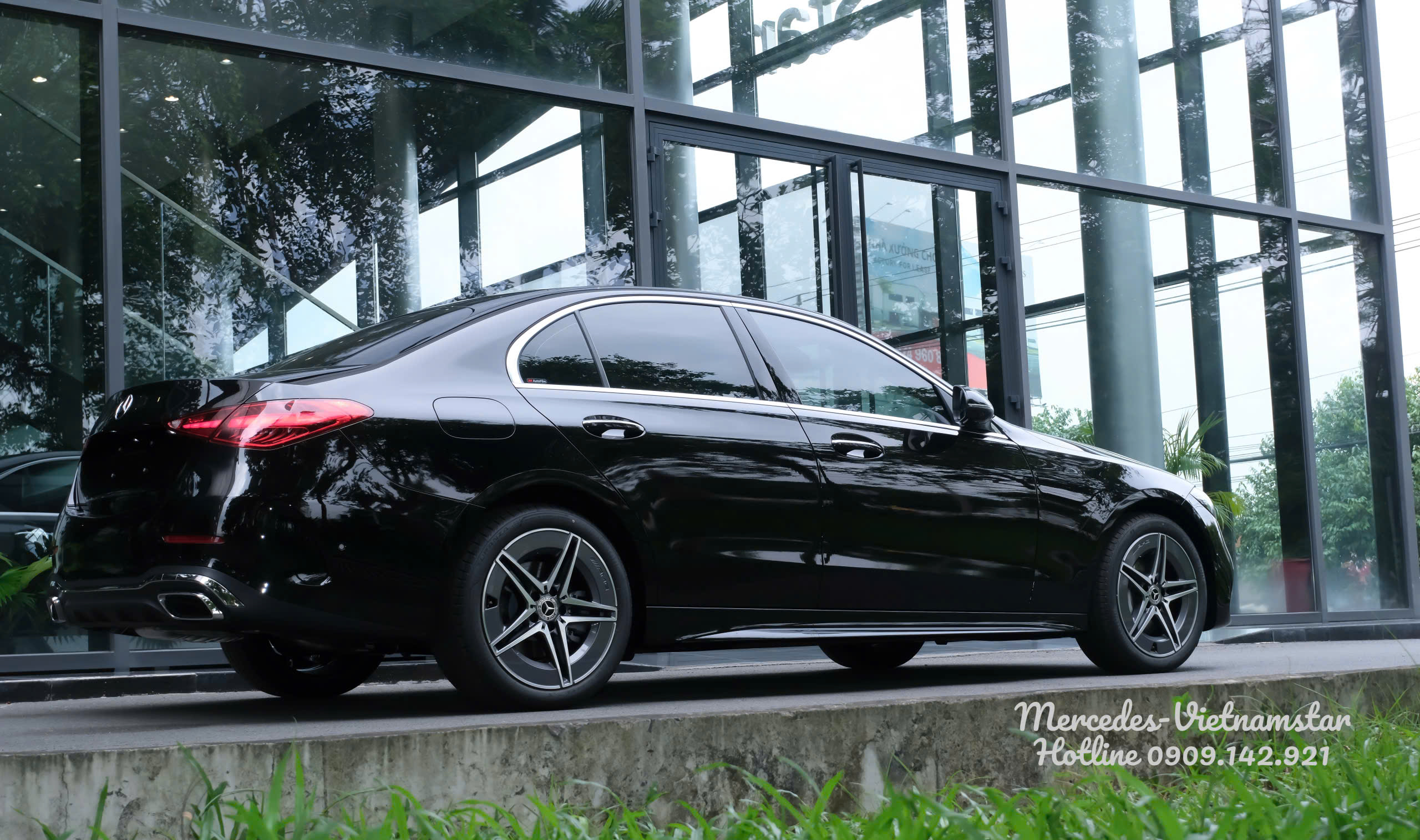 Hệ thống ống xả kép thể thao phía sau xe C300 AMG