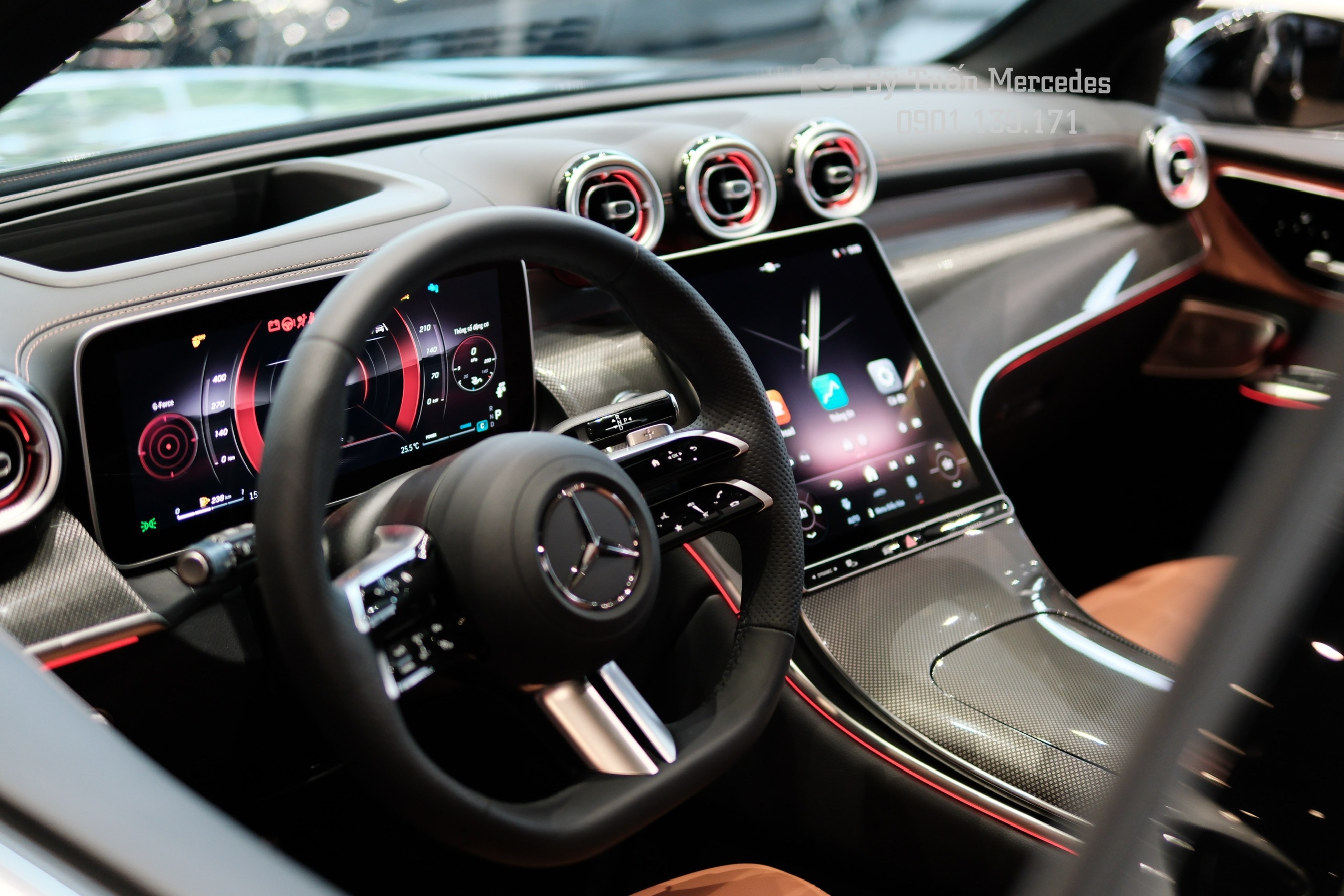 Diện mạo cuốn hút của Mercedes C300 AMG màu Đen dưới ánh nắng
