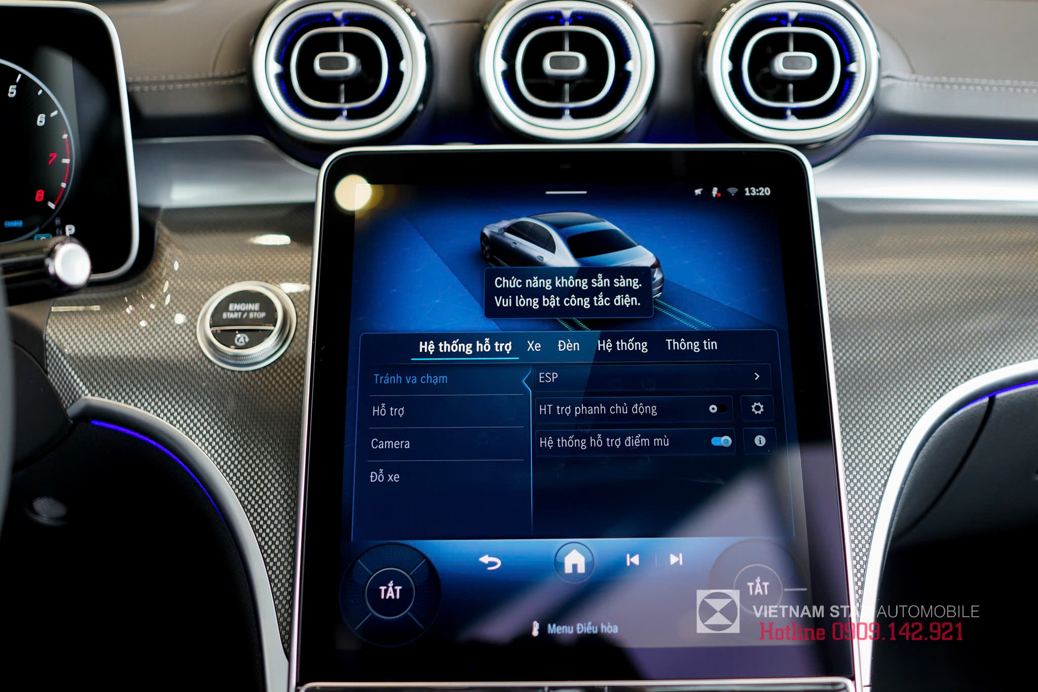 Cận cảnh lưới bảo vệ loa Burmester bằng kim loại cao cấp trên cửa xe C 300 AMG