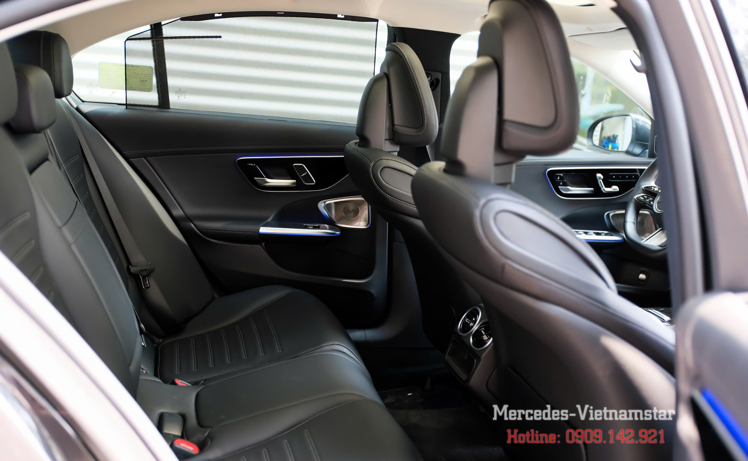 Cận cảnh logo Mercedes-Benz trên vô lăng C300 AMG mới