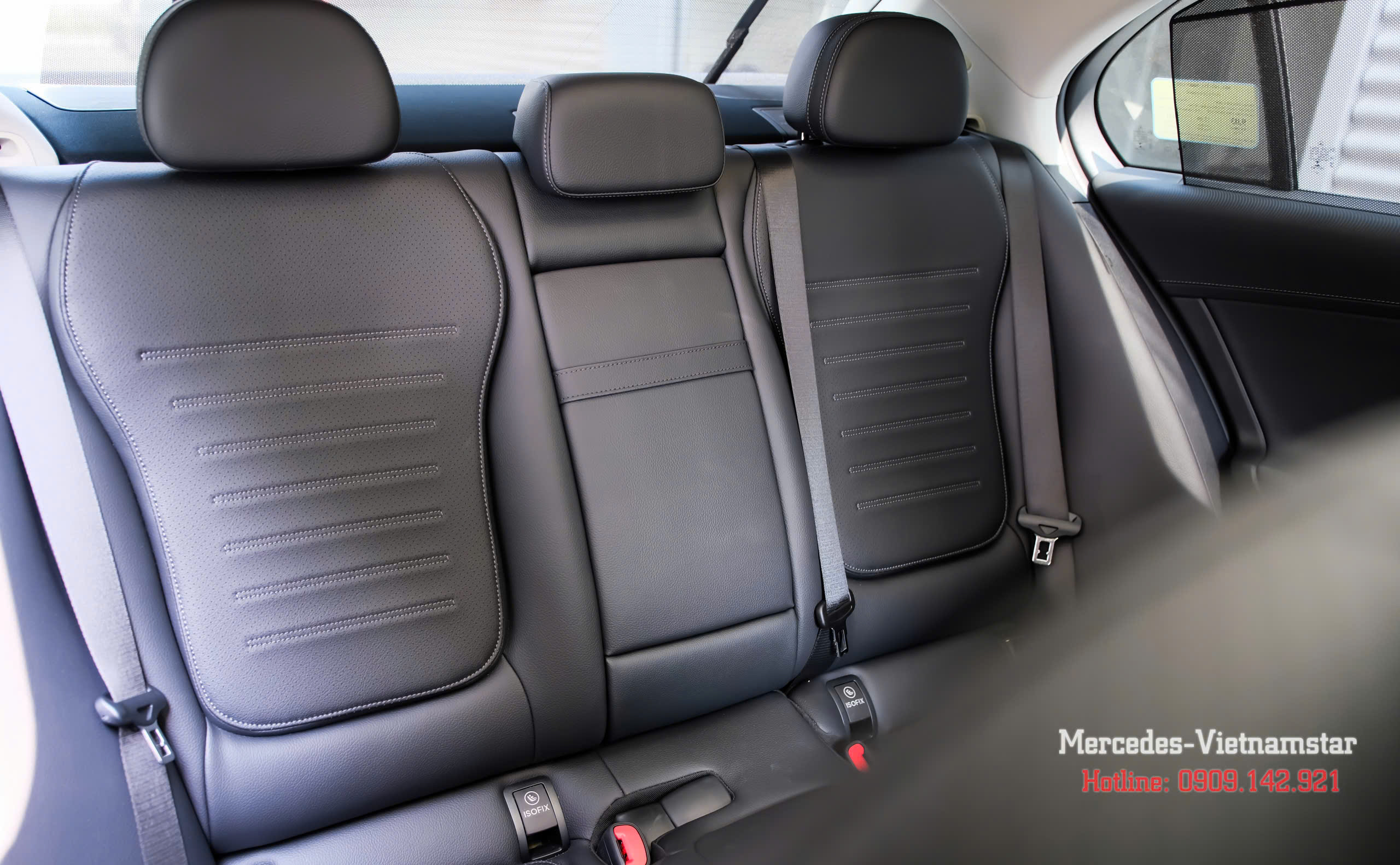 Hàng ghế sau rộng rãi với chất liệu da cao cấp trên Mercedes C300 AMG