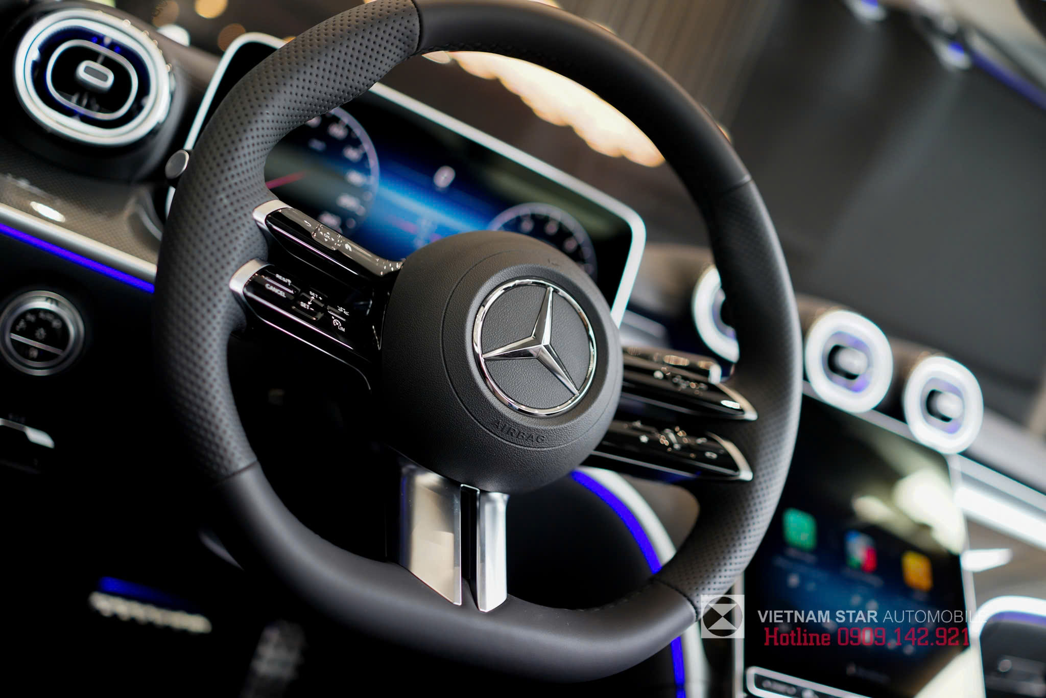 Vô lăng thể thao bọc da Nappa với đáy phẳng, logo AMG