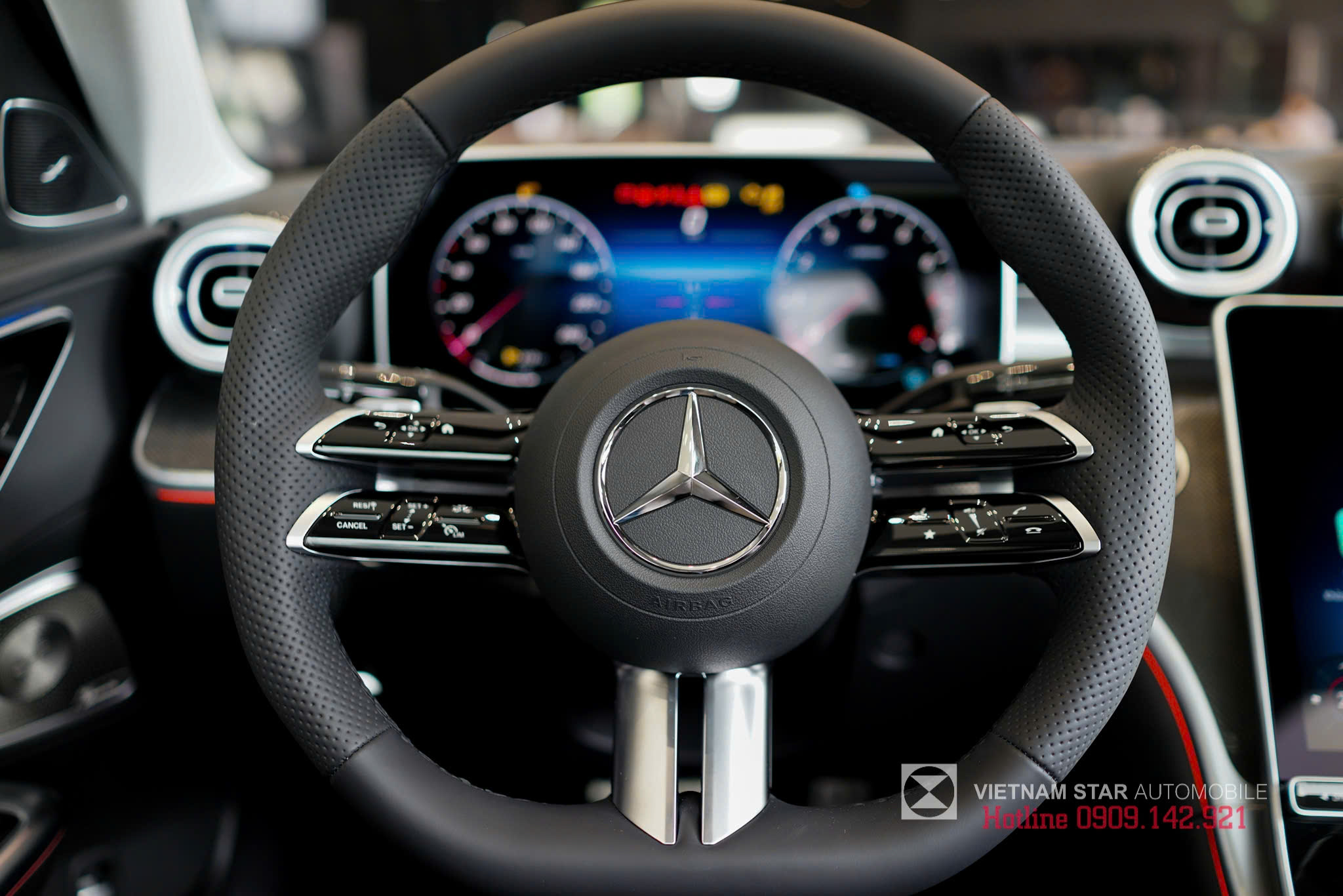 Vô lăng ba chấu kép (Twin-Spoke) thể thao, bọc da Nappa, tích hợp chức năng Cruise Control