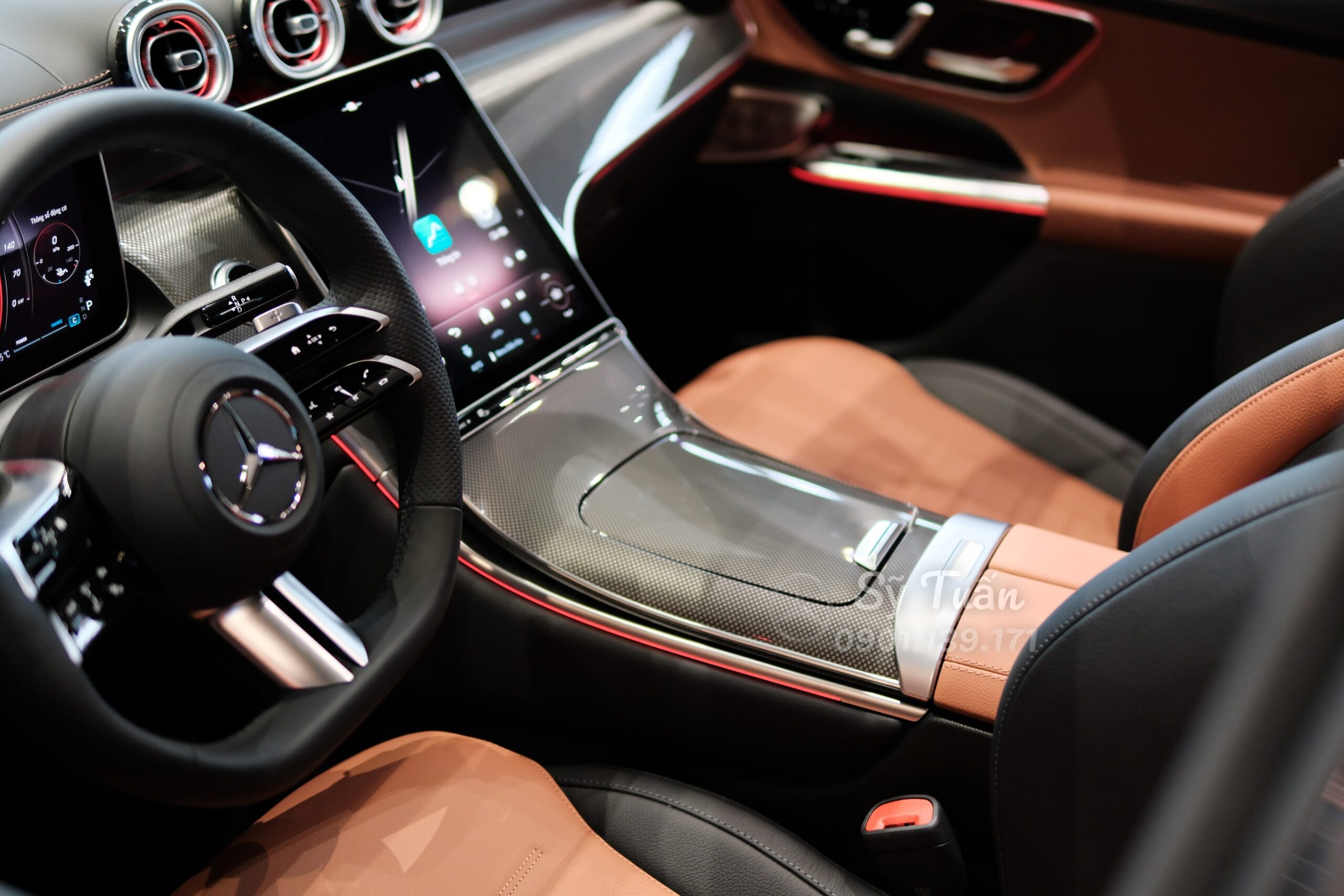 Chi tiết chất liệu Chrome sáng bóng và các phím điều khiển trên vô lăng C 300 AMG thế hệ mới