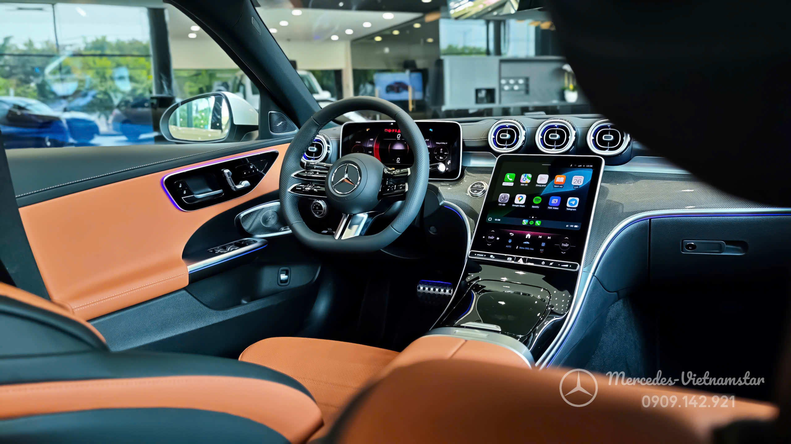 "Không gian nội thất màu nâu sang trọng trên Mercedes C300 AMG thế hệ mới."
