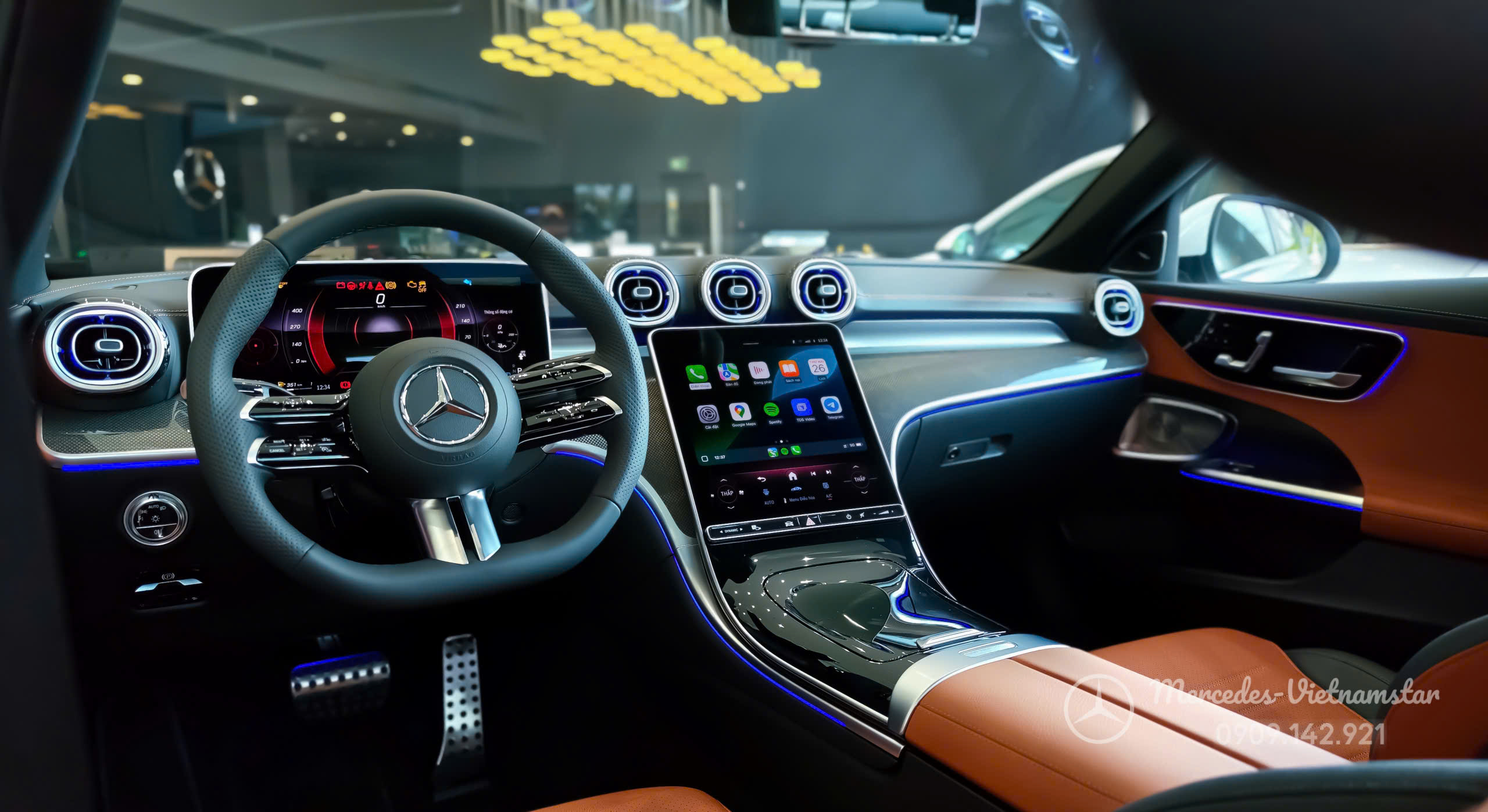 "Toàn cảnh khoang lái C300 AMG với ghế da màu nâu Sienna cực kỳ đẳng cấp."
