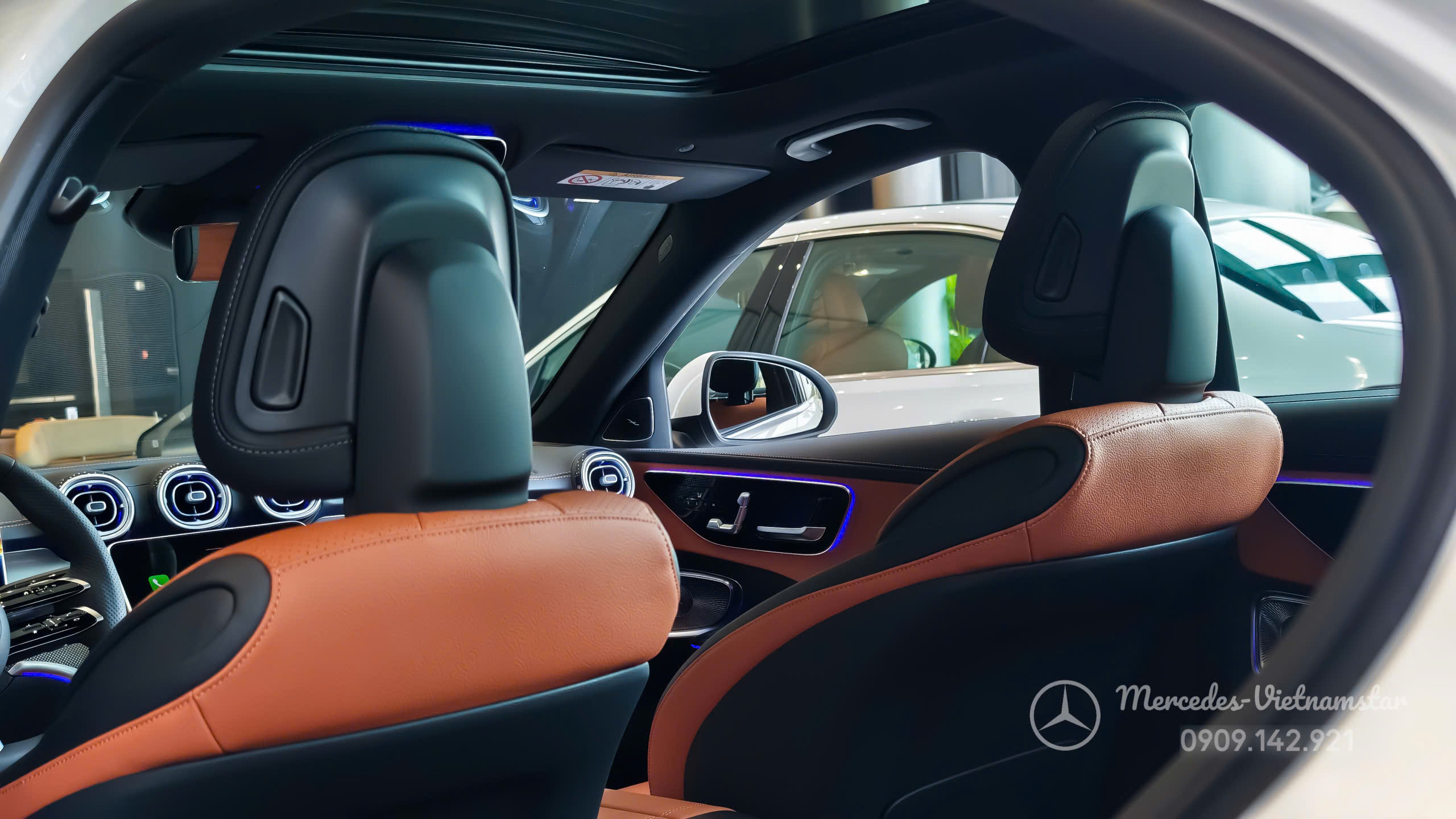 "Chất liệu da thật màu nâu cao cấp trang bị cho nội thất Mercedes C300 AMG."