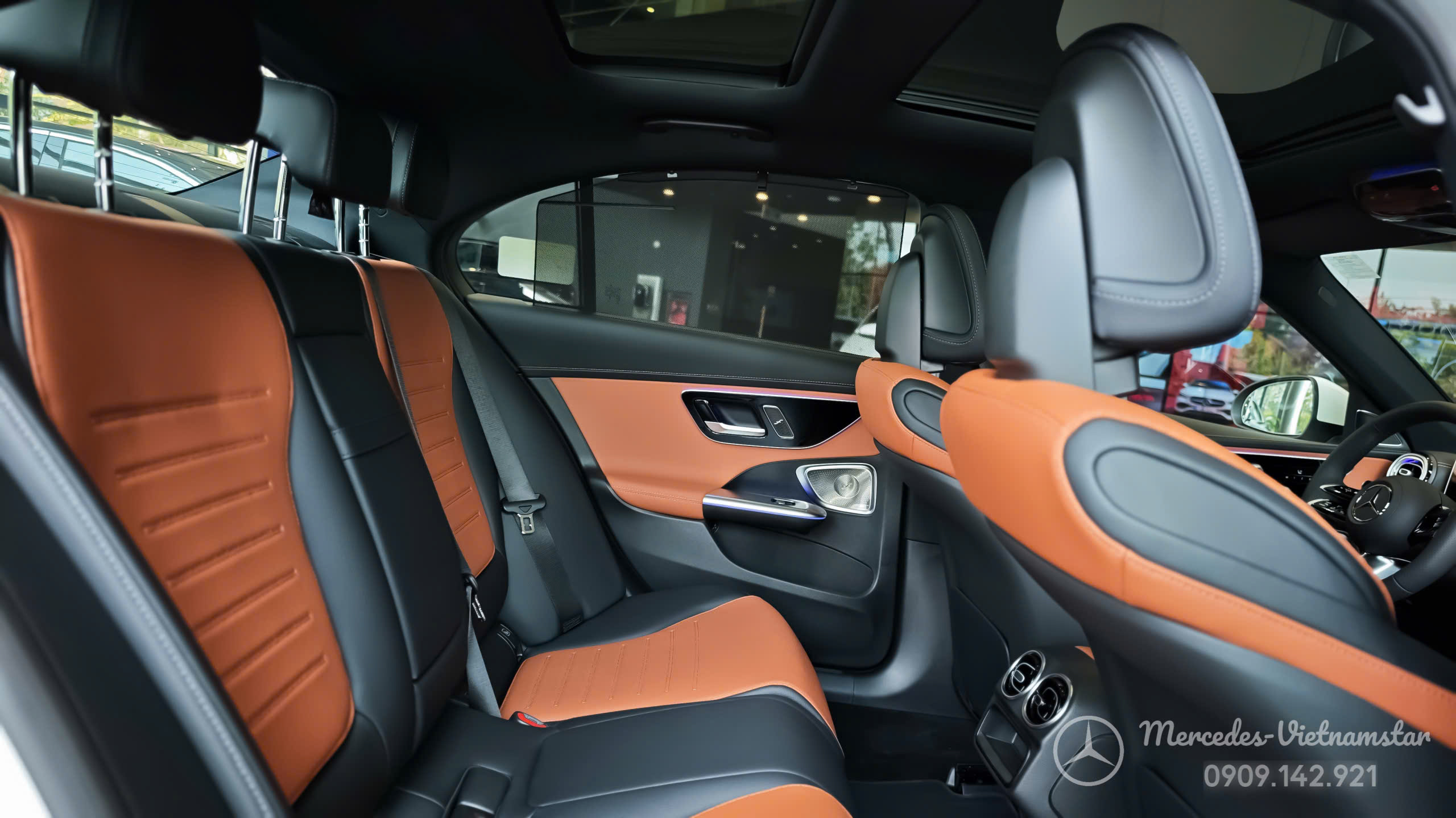 "Ánh sáng tự nhiên chiếu qua cửa sổ trời vào nội thất màu nâu của C300 AMG."