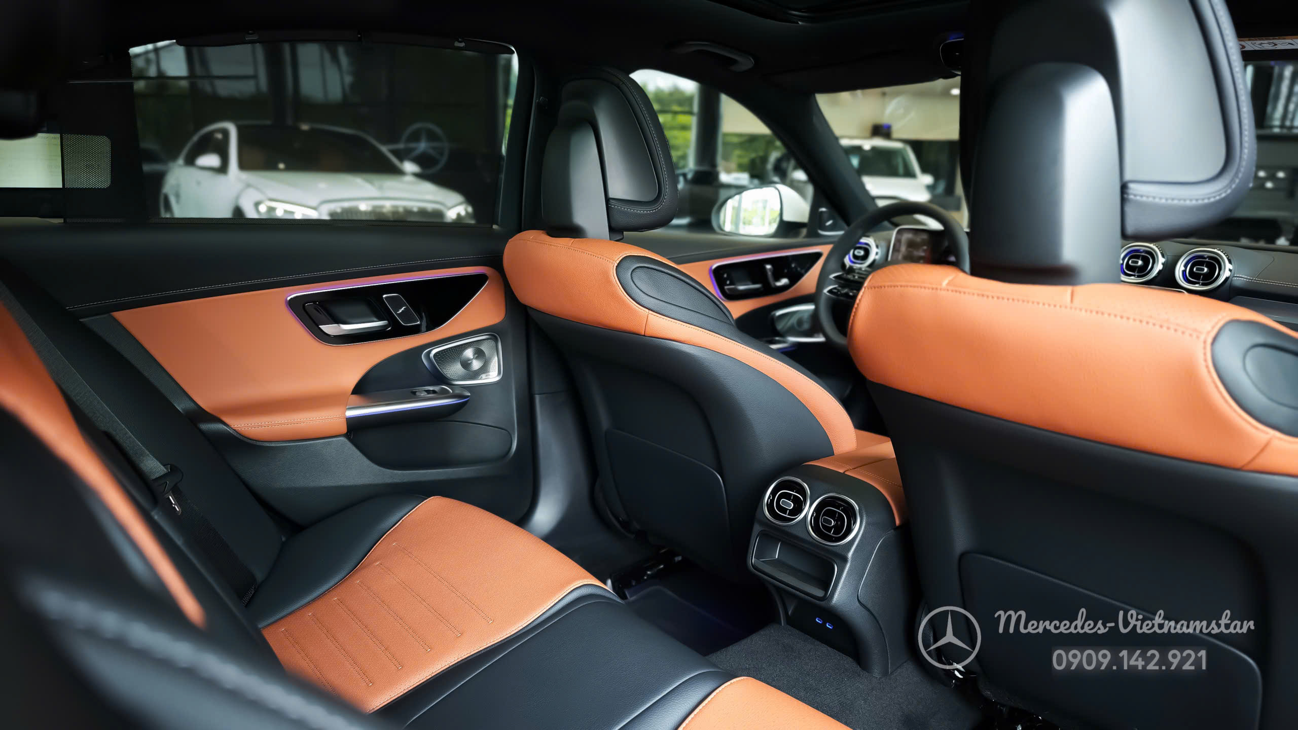 "C300 AMG màu nội thất nâu - sự lựa chọn hàng đầu cho chủ nhân yêu thích sự lịch lãm."