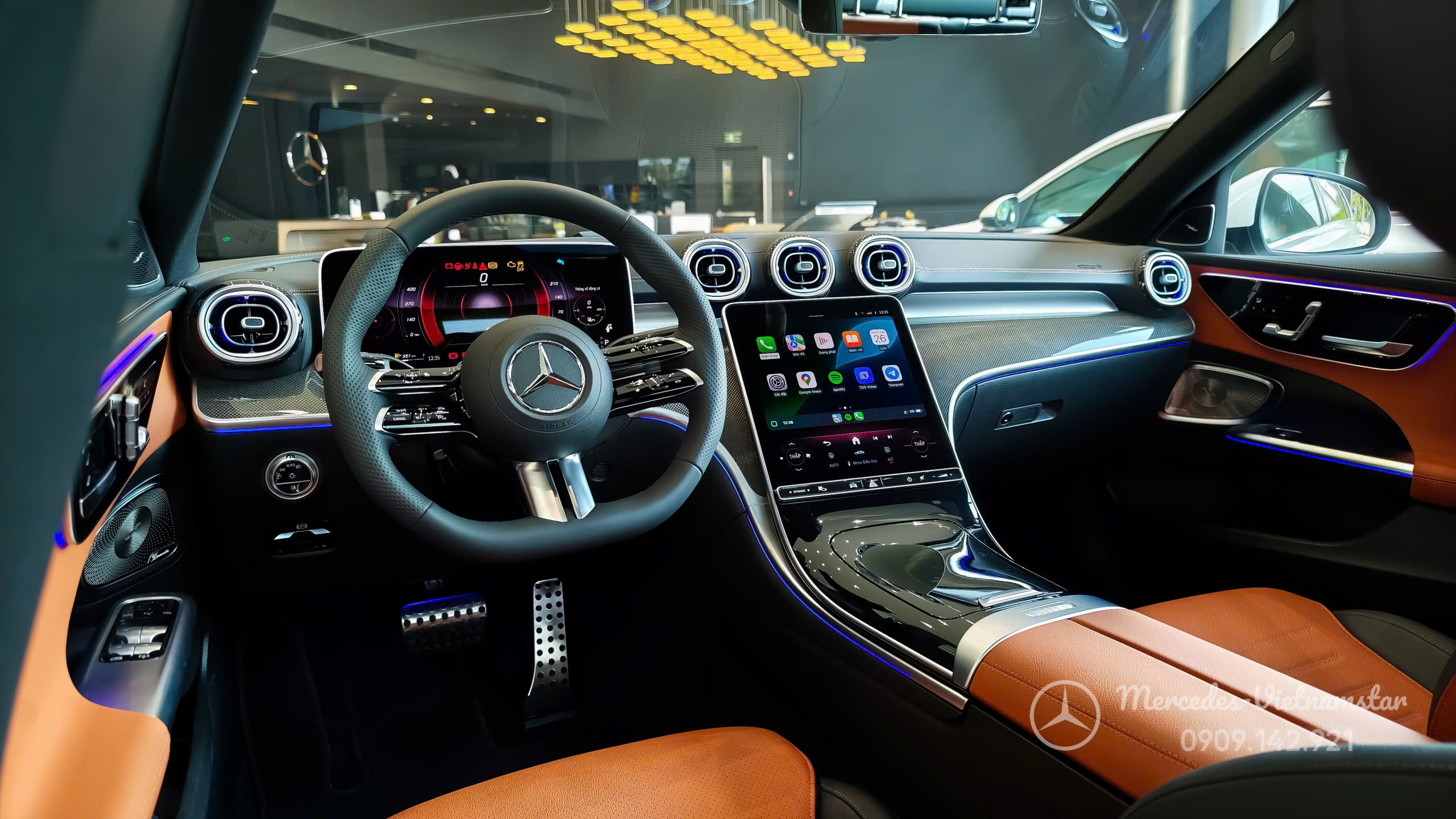 "Khoang hành khách phía sau rộng rãi với ghế da màu nâu cao cấp và khoảng để chân thoải mái trên Mercedes C300 AMG."