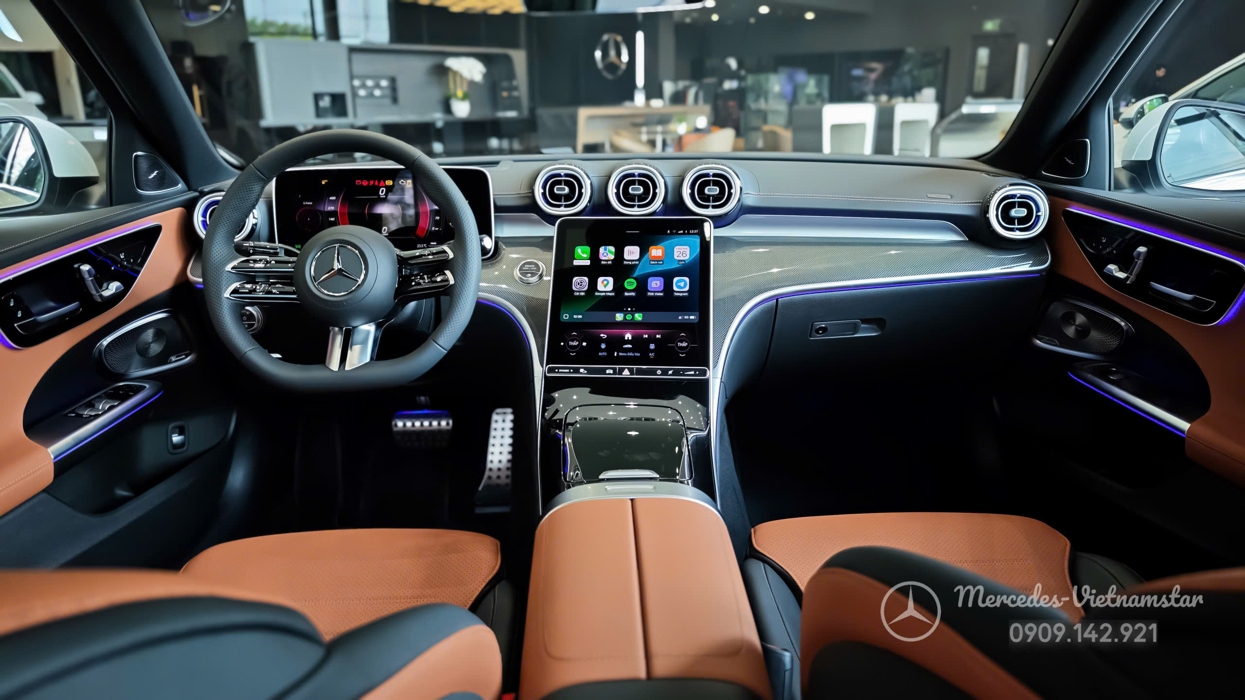 "Vô lăng D-cut thể thao kết hợp hài hòa với màu nội thất nâu của C300 AMG."