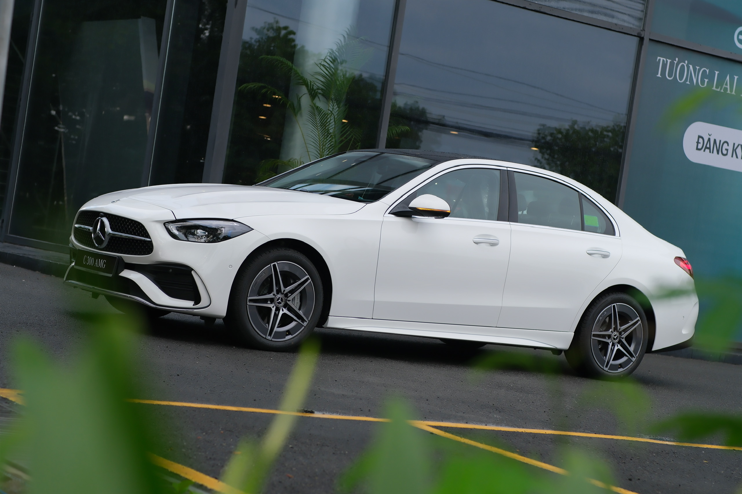 "Giao diện MBUX hiện đại hiển thị rực rỡ bên cạnh tone màu nâu của nội thất C300 AMG."