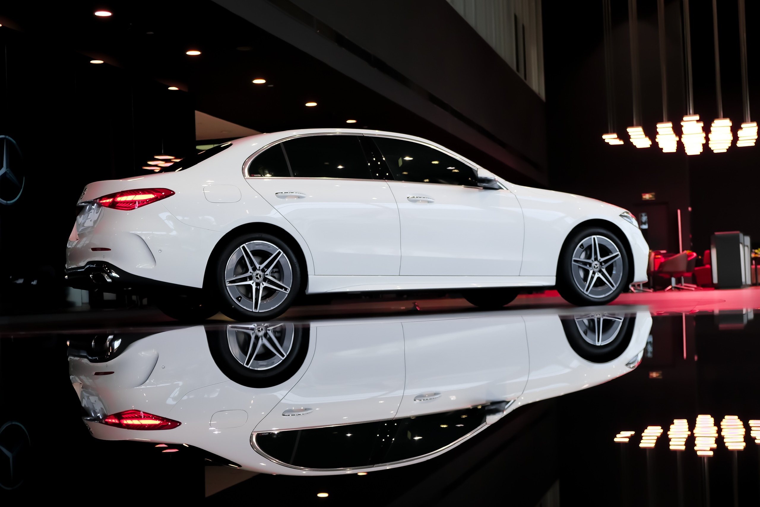 Tổng quan ngoại thất Mercedes C300 AMG màu Trắng ngọc trinh sang trọng