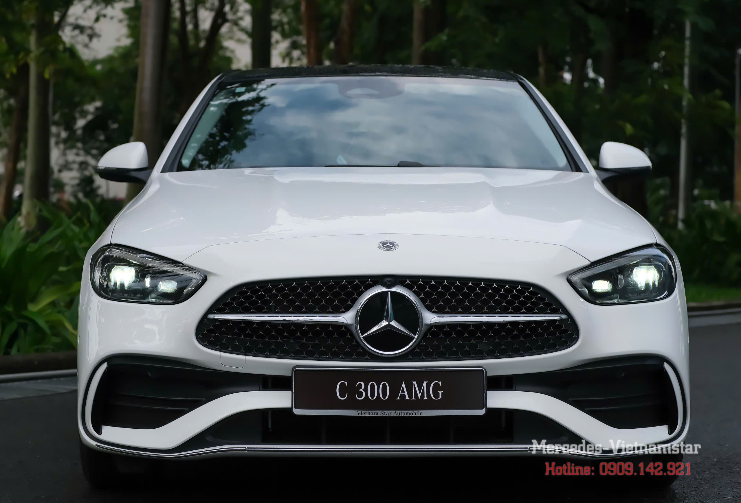 góc chụp 3/4 phía trước mercedes c300 amg line 2025 năng động