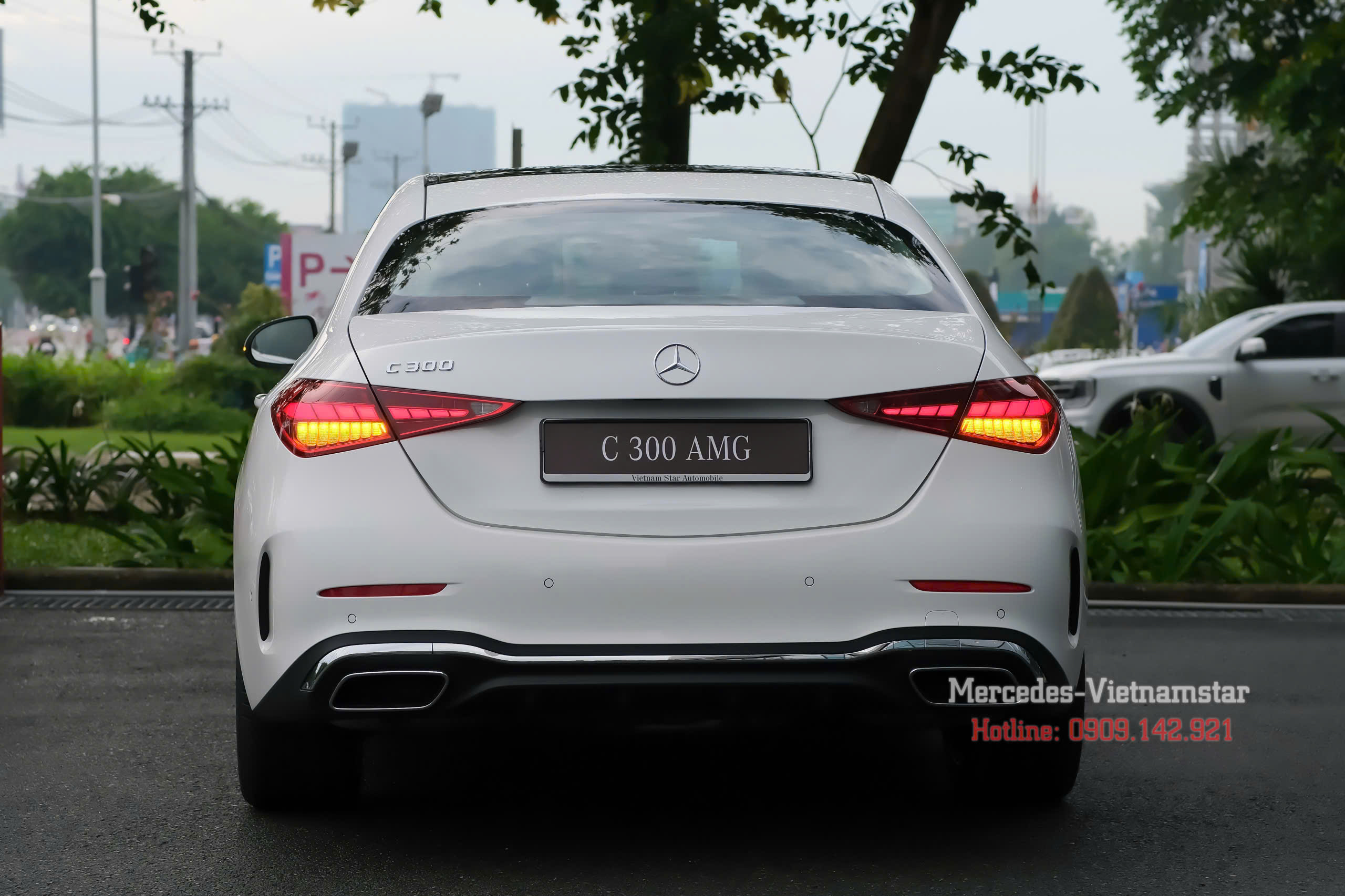 Cận cảnh hệ thống đèn chiếu sáng Digital Light siêu hiện đại trên Mercedes C300 AMG.