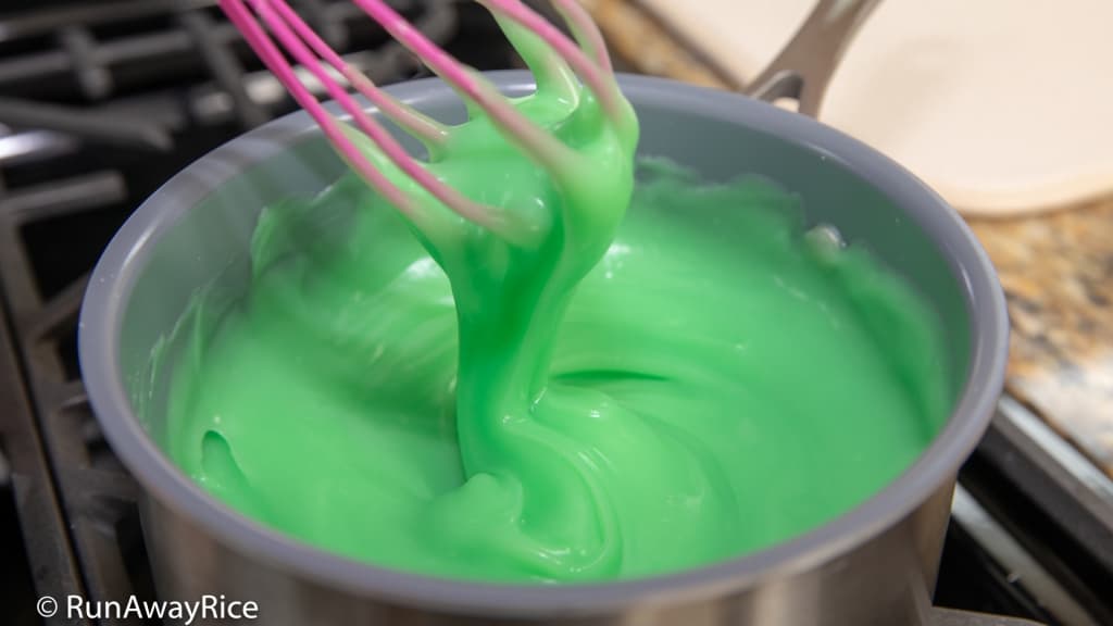 Pandan Jelly Dessert (Che Banh Lot) - Jelly Worms Dessert | recipe from runawayrice.com