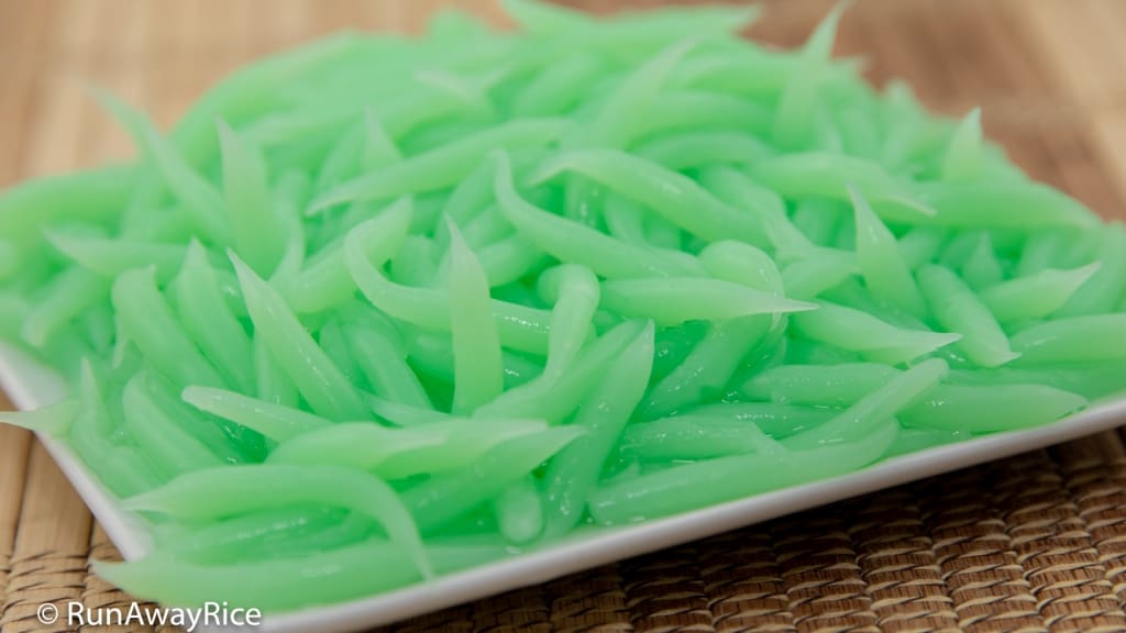 Pandan Jelly Dessert (Che Banh Lot) - Refreshing Vietnamese Dessert | recipe from runawayrice.com