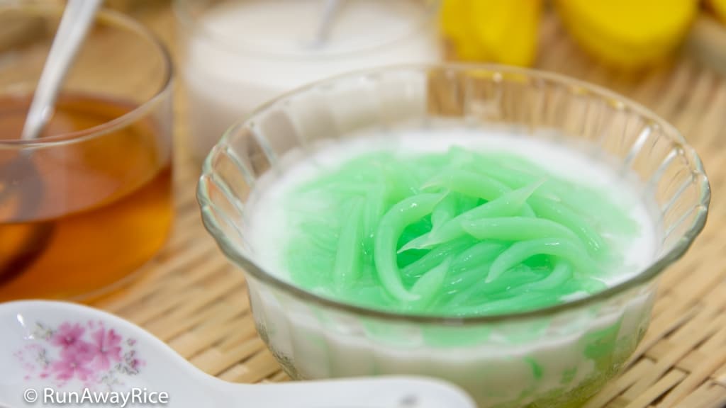Pandan Jelly Dessert (Che Banh Lot)