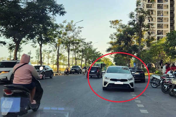 Lỗi ô tô đi ngược chiều phạt bao nhiêu? Có tước bằng lái không? 