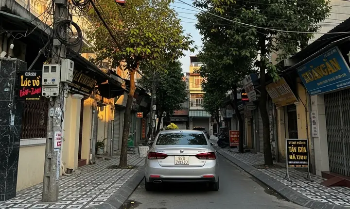 Đỗ Xe Lung Tung Trước Cửa Nhà
