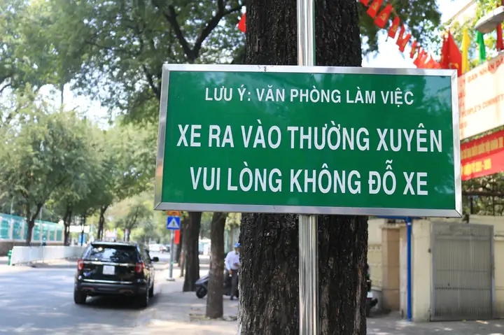 Đỗ Xe Ô Tô Trước Nhà Dân