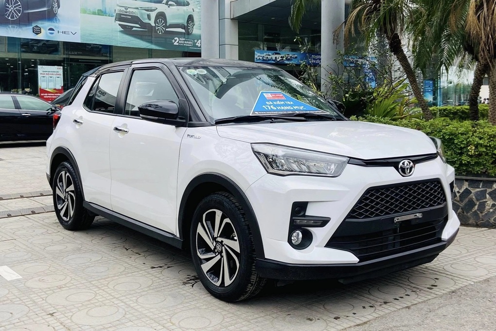 Tăng giá bán, Toyota Raize vẫn hút khách hơn Hyundai Venue - 2